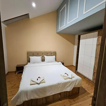 Center 8 Apartment *
