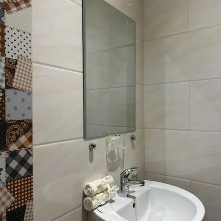 Center 8 Apartment *