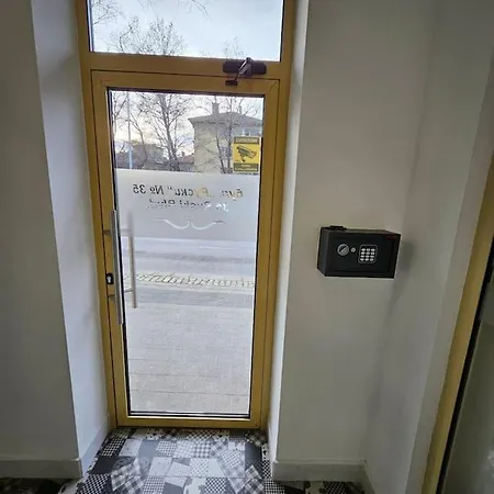 Apartment Center 8 *